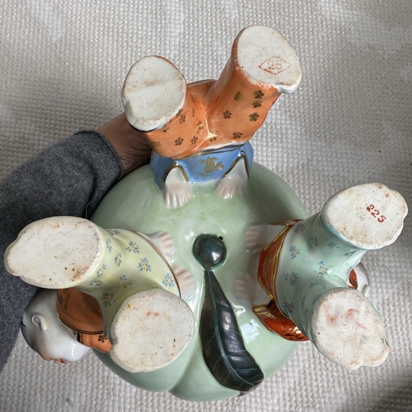 Vintage porcelain Chinese peach supported by 3 boys/men 11” tall - Picture 14 of 17